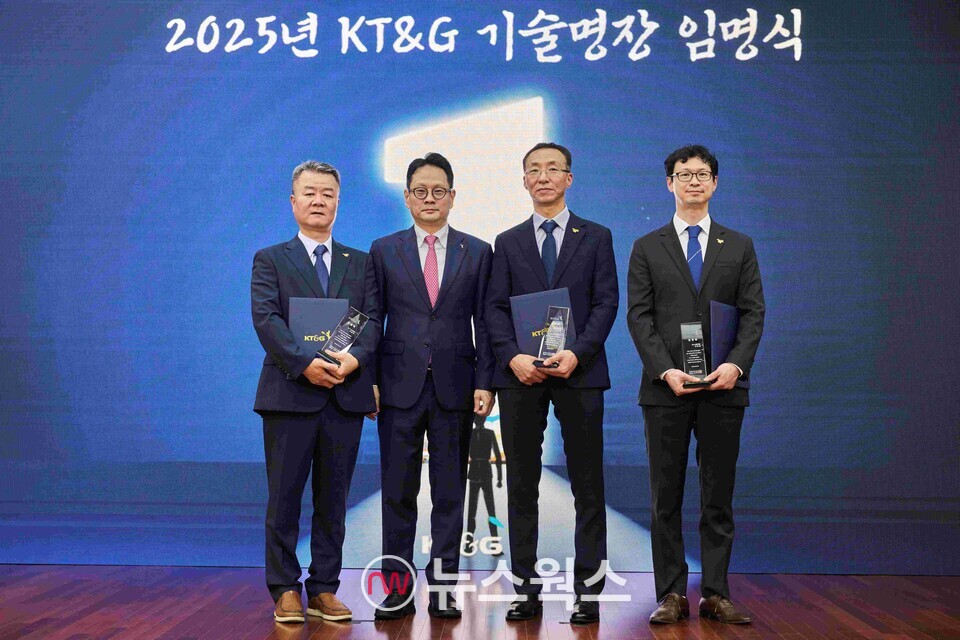 왼쪽부터 신동국, 방경만 KT&G 사장, 강태훈, 조영일 등 KT&G 제조설비 부문 명장이 기념촬영을 하고 있다. (사진제공=KT&G)