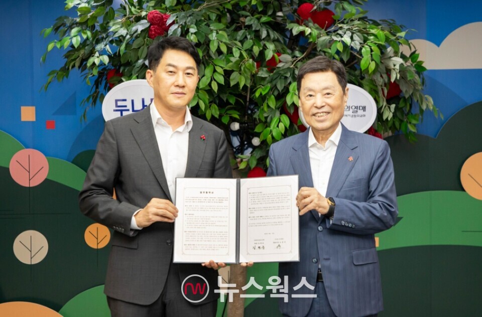 오경석(왼쪽) 두나무 대표와 김병준 사랑의열매 회장이 전날 서울 중구 사랑의열매 회관 6층 대회의실에서 열린 디지털 자산 기부 문화 활성화를 위한 업무협약(MOU)에서 기념사진을 촬영하고 있다. (사진제공=두나무)