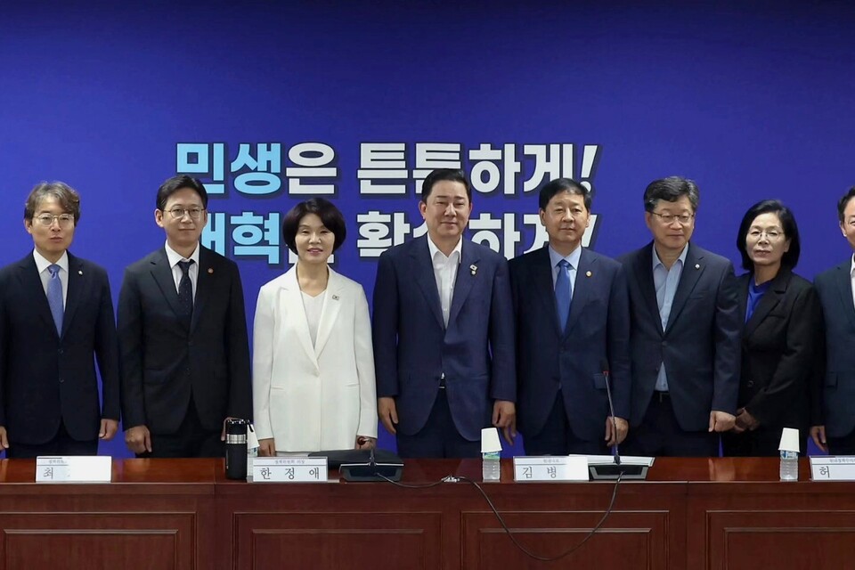 더불어민주당 김병기 원내대표와 한정애 정책위의장, 구윤철 경제부총리 겸 기재부 장관 등이 20일 국회에서 열린 '새정부 경제성장전략 당정 협의'에서 기념촬영을 하고 있다. (출처=한정애 의원 페이스북)