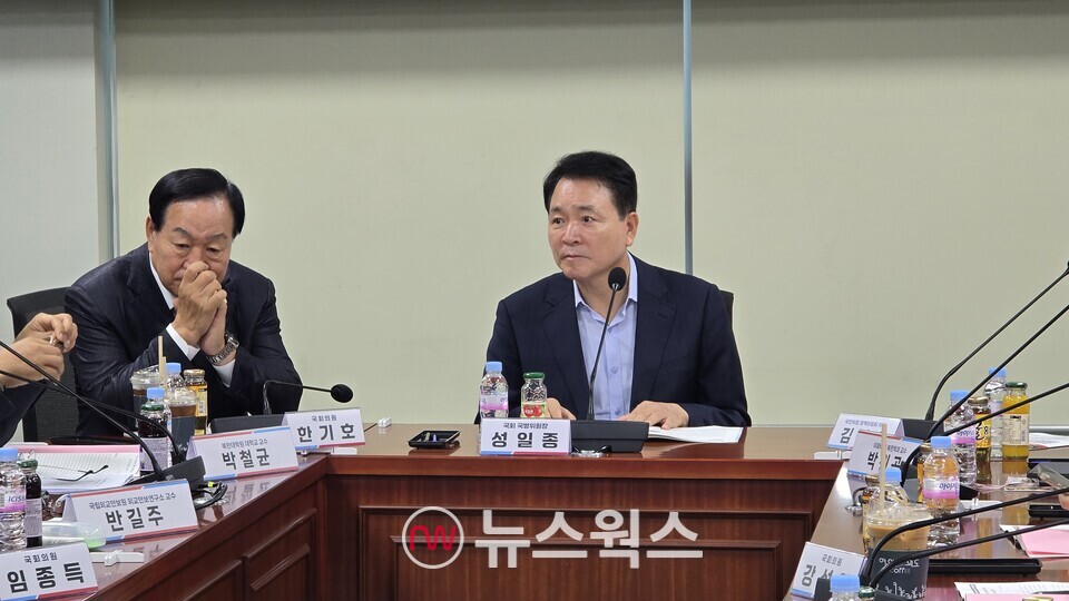 성일종(오른쪽 첫 번째) 국회 국방위원장이 20일 국회에서 열린 '미국의 국방비 및 방위비 분담금 증액 요구, 어떻게 대응할 것인가' 토론회에서 좌중을 둘러보고 있다. (사진=원성훈 기자)