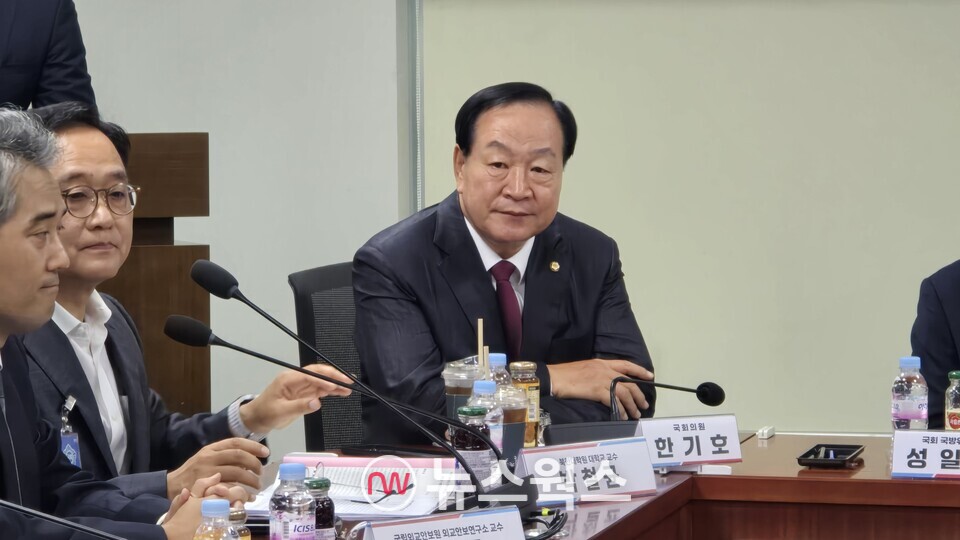 한기호(오른쪽 첫 번째) 국민의힘 의원이 20일 국회에서 열린 '미국의 국방비 및 방위비 분담금 증액 요구, 어떻게 대응할 것인가' 토론회에서 전면을 응시하고 있다. (사진=원성훈 기자)