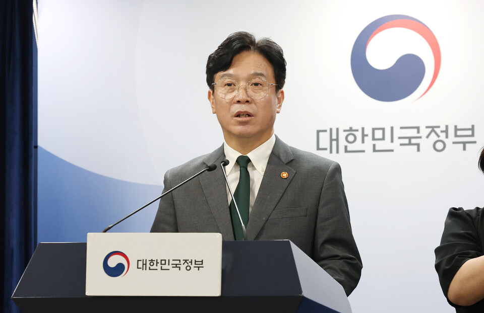 김영훈 고용노동부 장관이 지난 7월 29일 서울 종로구 정부서울청사에서 노동조합 및 노동관계조정법 개정안(노란봉투법) 관련 브리핑을 하고 있다. (사진=뉴스1)