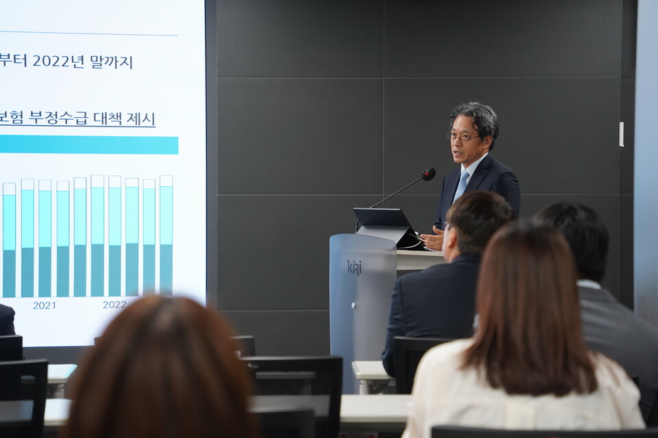 전용식 보험연구원 선임연구위원이 토론회에서 주제 발표를 하고 있다. (사진제공=보험연구원)