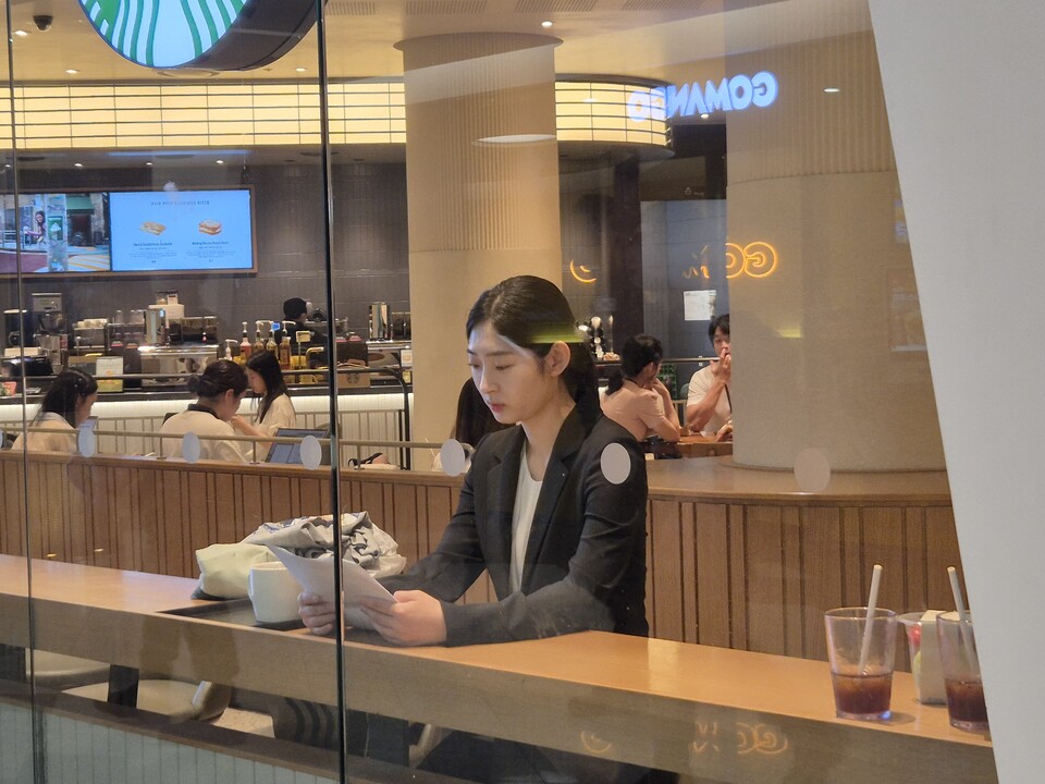 DDP마켓에 있는 한 매장에서 구직자 강산은 씨가 면접 준비를 하고 있다. (사진=정희진 기자)