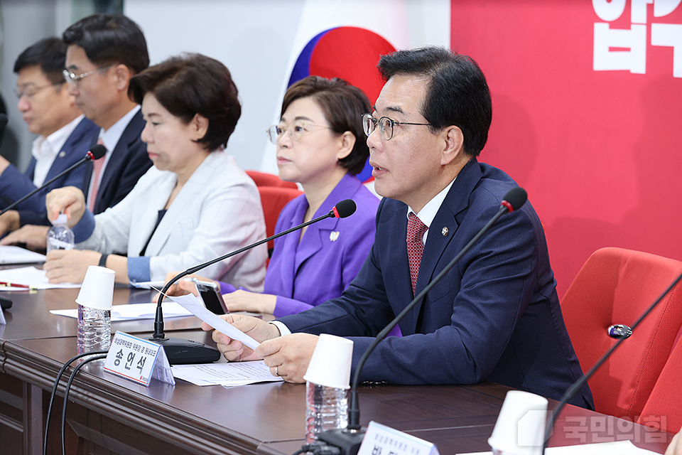 송언석(오른쪽 첫 번째) 국민의힘 비상대책위원장이 21일 서울 여의도 국민의힘 당사에서 열린 비상대책위원회의에서 발언하고 있다. (사진제공=국민의힘)
