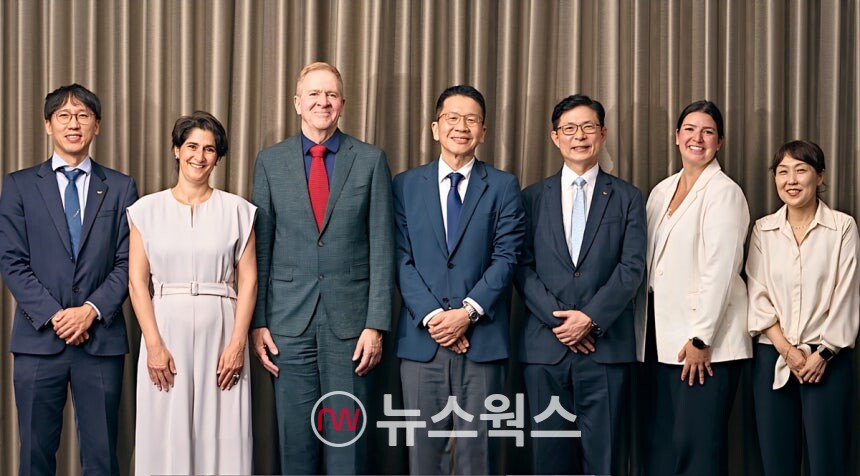 SK바이오사이언스와 게이츠 재단 주요 관계자들이 미팅을 마치고 기념 촬영을 하고 있다.  윤현준(왼쪽부터) SK바이오사이언스 BD1실장, 이자벨 토레스 게이츠 재단 수석 고문, 트레버 문델 게이츠 재단 글로벌 헬스 부문 대표, 최창원 SK디스커버리 부회장, 안재용 SK바이오사이언스 사장, 카라 카루바 게이츠 재단 글로벌 헬스 부문 부국장, 박진선 SK바이오사이언스 마케팅&사업개발본부장. (사진제공=라이트 재단)