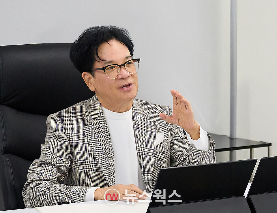 이재현 CJ그룹 회장이 지난 4월 2일 CJ 일본지역본부를 찾아 현지화 전략을 주문하고 있다. (사진제공=CJ그룹)