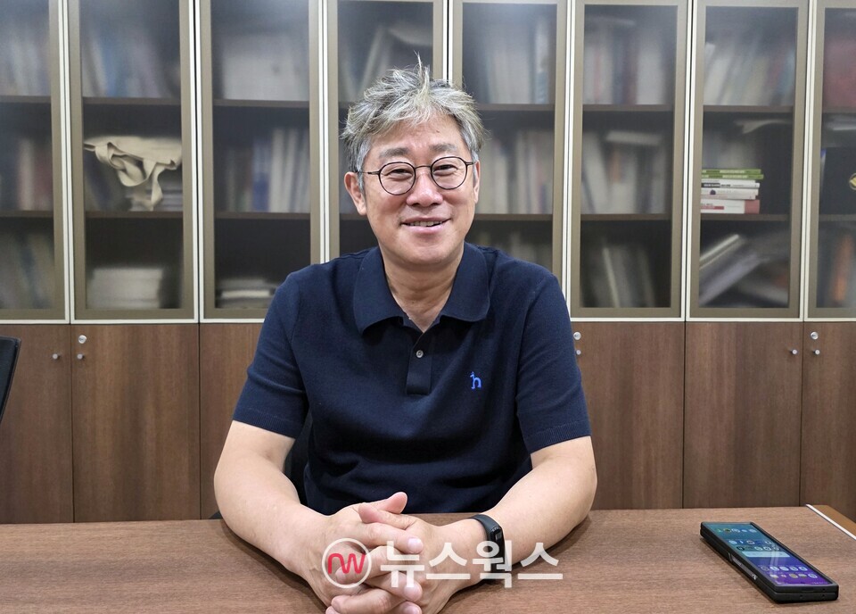 안기현 한국반도체산업협회 전무가 뉴스웍스와의 인터뷰에서 정부의 반도체 기업 지원에 대한 의견을 피력하고 있다. (사진=채윤정 기자)