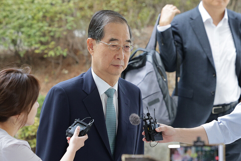 한덕수 전 국무총리가 22일 오전 12·3 비상계엄 사태에 가담·방조한 혐의로 피의자 조사를 받기 위해 서울 서초구 서울고등검찰청에 마련된 내란특별검사팀 사무실에 출석하고 있다. (사진=뉴스1)