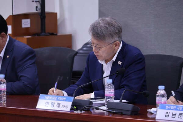 민형배 의원이 국민주권 검찰정상화 특별위원회 회의에서 참석자 발언을 적고 있다. (출처=민형배 페이스북)