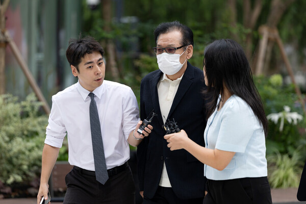 '건진법사' 전성배 씨가 지난 18일 오전 서울 종로구에 마련된 민중기 특별검사팀(김건희 특검팀) 사무실로 출석하고 있다. (사진=뉴스1)