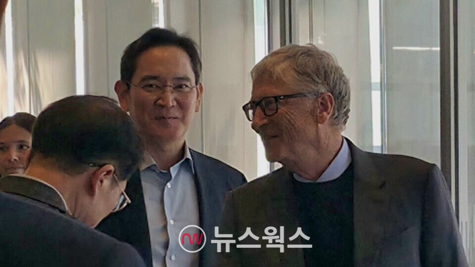 이재용 삼성전자 회장이 22일 삼성전자 서초 사옥을 방문해 오찬을 함께 한 빌 게이츠 게이츠재단 이사장을 배웅하고 있다. (사진제공=삼성전자)
