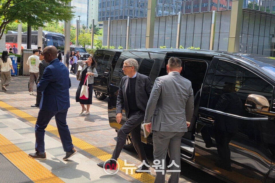 빌 게이츠(가운데) 게이츠재단 이사장이 22일 이재용 삼성전자 회장과 오찬 미팅을 하기 위해 삼성전자 서초 사옥에 도착해 차량에서 내리고 있다. (사진제공=삼성전자)