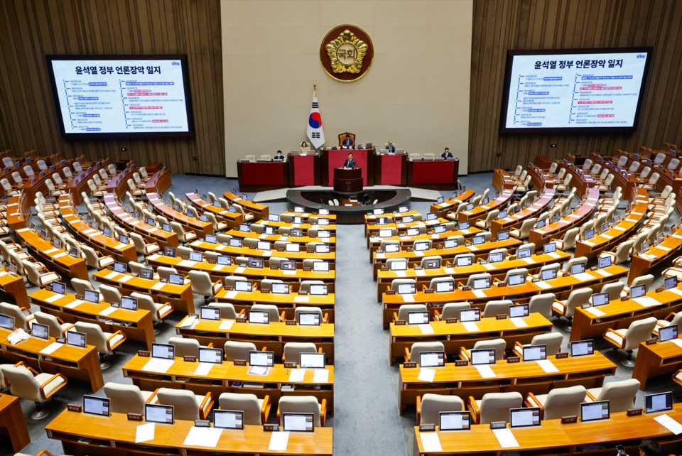 이정헌 더불어민주당 의원이 22일 오전 서울 여의도 국회에서 열린 제428회 국회(임시회) 본회의에서 한국교육방송공사법(EBS법) 개정안에 대한 무제한 토론(필리버스터)을 하고 있다. (사진=뉴스1)