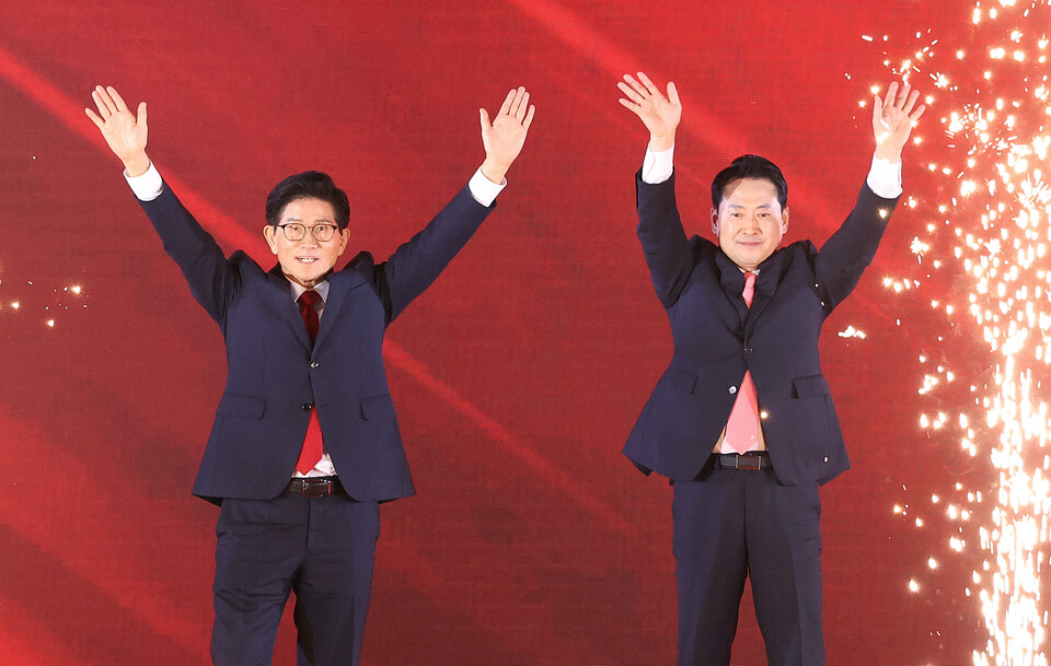 김문수(왼쪽)·장동혁 국민의힘 대표 후보가 22일 오후 충북 청주 오스코에서 열린 국민의힘 제6차 전당대회에서 결전 진출에 성공한 뒤 손을 들어 인사하고 있다. (사진=뉴스1)