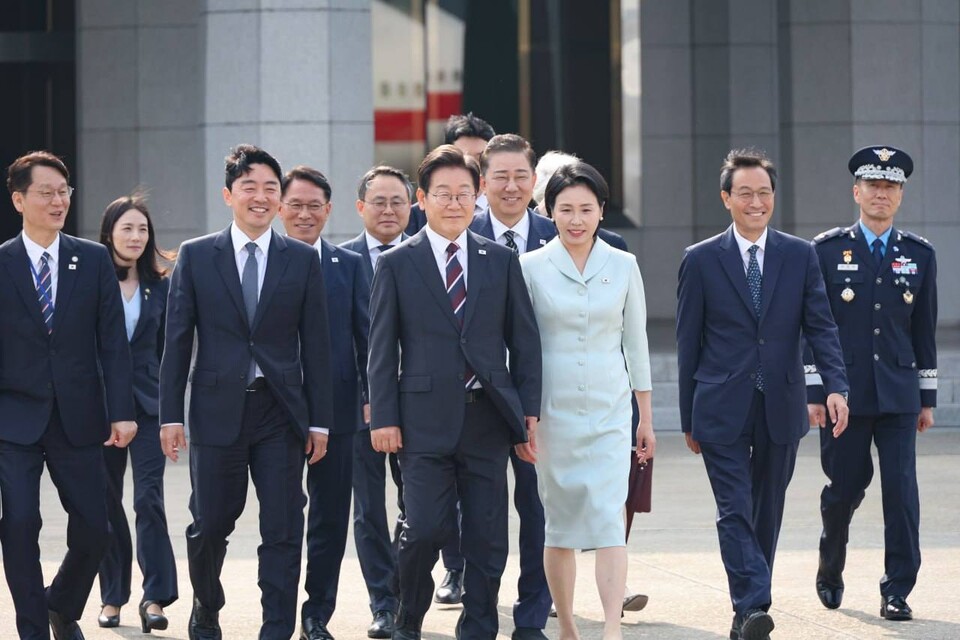 이재명 대통령과 김혜경 여사가 캐나다에서 열리는 주요 7개국(G7) 정상회의에 참석하기 위해 지난해 6월 16일 경기 성남 서울공항에 도착해 공군 1호기로 향하고 있다. (출처=김병기 의원 페이스북)