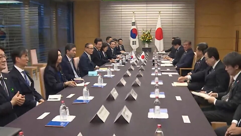 이재명 대통령이 23일 일본 도쿄 총리관저에서 이시바 시게루 일본 총리와 한일 정상회담 확대회의 모두발언을 하고 있다. (출처=KTV 영상 캡처)