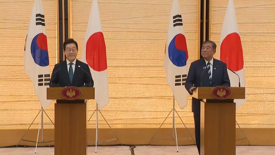 이재명(왼쪽) 대통령과 이시바 시게루 일본 총리가 23일 일본 도쿄 총리관저에서 한일 정상회담 직후 공동언론발표를 하고 있다. (출처=KTV 영상 캡처)