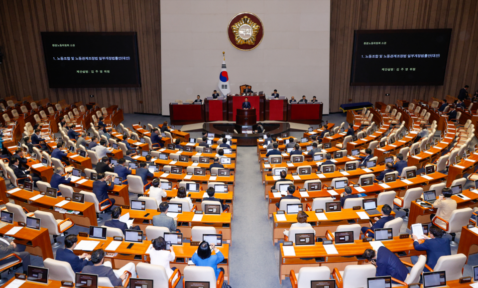 국회 환경노동위원회 김주영 더불어민주당 간사가 23일 오전 서울 여의도 국회에서 열린 제428회국회(임시회) 제2차 본회의에서 노동조합 및 노동관계조정법 일부개정법률안(대안) 제안설명을 하고 있다. (사진=뉴스1)