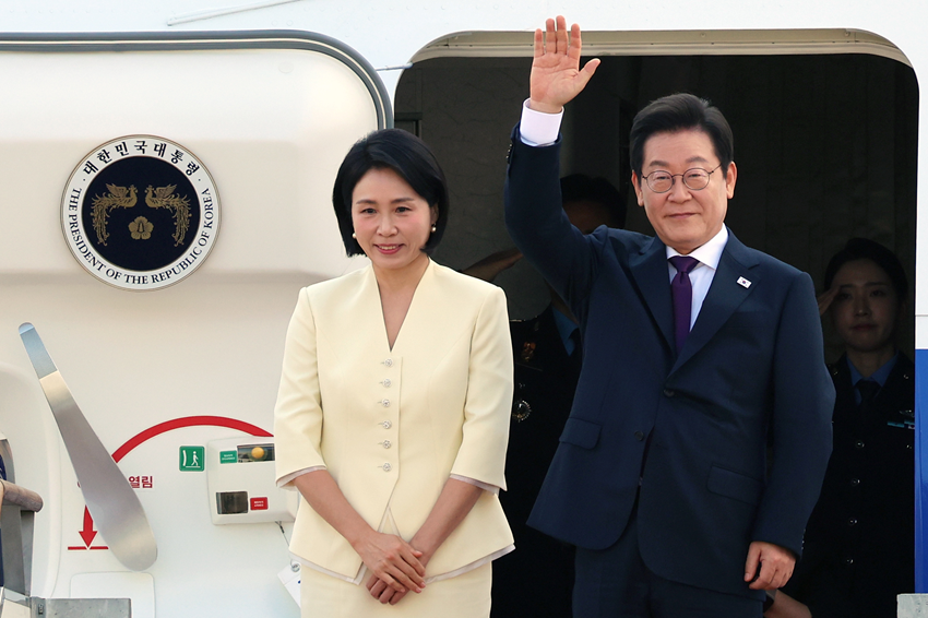 이재명(오른쪽) 대통령과 부인 김혜경 여사가 23일 오전 일본·미국 정상과 순차 정상회담 참석을 위해 경기도 성남 서울공항을 통해 출국하며 인사를 하고 있다. (사진=뉴스1)