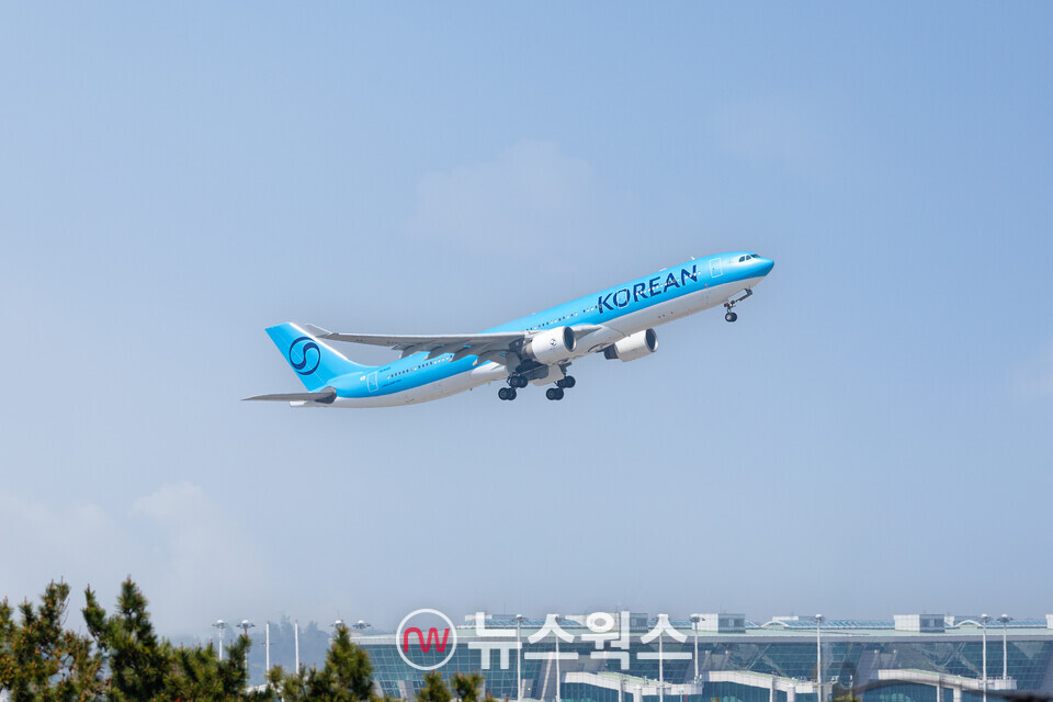 ´ëÇÑÇ×°ø 'A330-300' Ç×°ø±â°¡ ÀÌ·úÇϰí ÀÖ´Ù. (»çÁøÁ¦°ø=´ëÇÑÇ×°ø)