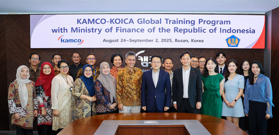 이종국(첫줄 오른쪽 다섯번째) 캠코 기업지원부문 총괄이사가 요슈아 위스눙카라(첫줄 왼쪽 여섯번째) 인도네시아 재무부 실장 및 관계자들과 기념사진을 촬영하고 있다. (사진제공=캠코)