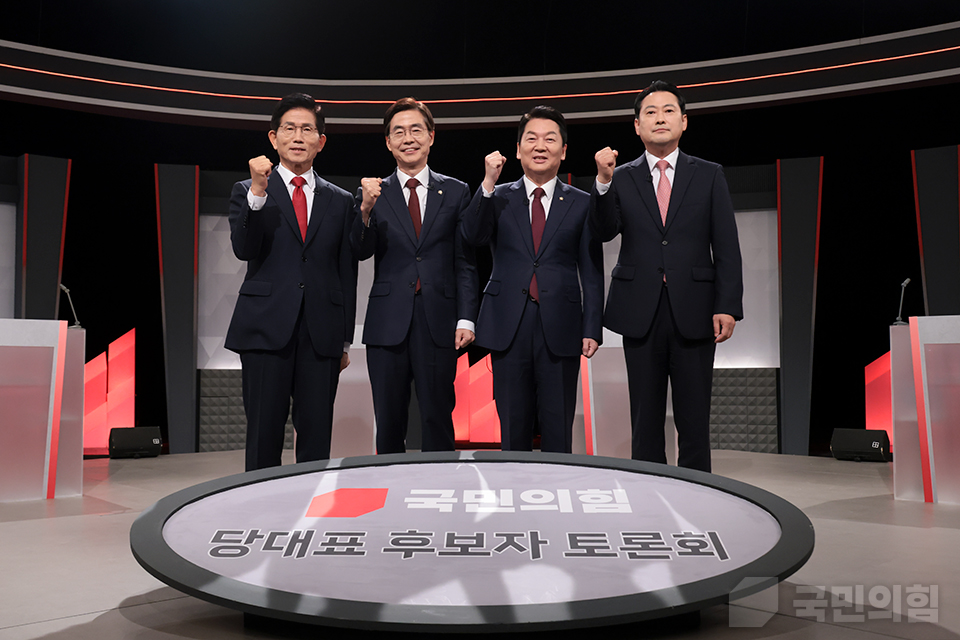 지난 17일 서울 여의도 소재 KBS 스튜디오에서 열린 '국민의힘 제6차 전당대회'에 당 대표 후보로 출마한 김문수 후보, 조경태 후보, 안철수 후보, 장동혁 후보가 방송토론회에 출연해 주먹을 꼭 쥐어 보이고 있다. (사진제공=국민의힘)