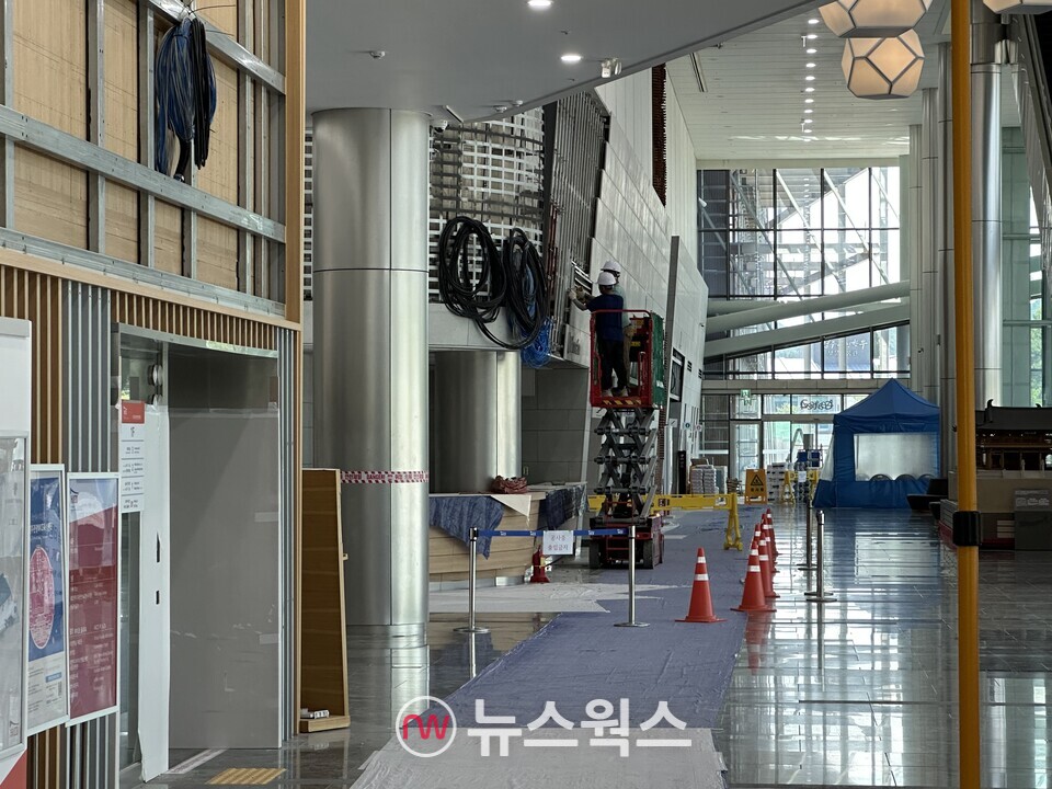 경주화백컨벤션센터 내부 리모델링 공사가 한창 진행 중이다. (사진=정현준 기자)