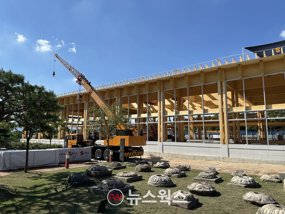 국립경주박물관 내 목조건물로 지어지고 있는 만찬장. (사진=정현준 기자)