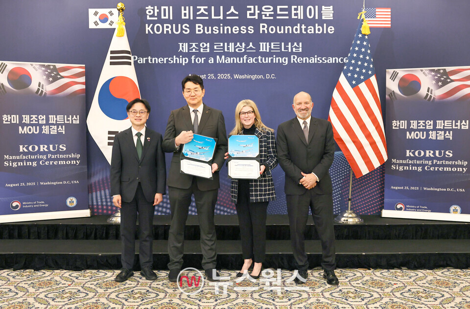 김정관(왼쪽부터) 산업통상자원부장관, 조원태 한진그룹 회장, 스테파니 포프 보잉 상용기 부문 사장 겸 최고 경영자, 하워드 러트닉 미국 상무부 장관이 기념 촬영을 하고 있다. (사진제공=대한항공)