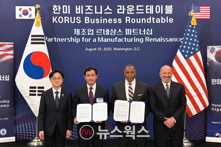 최윤범(왼쪽 두 번째) 고려아연 회장이 25일 미국에서 록히드마틴과 게르마늄 공급·구매 및 핵심광물 공급망 협력을 위한 양해각서(MOU)를 교환하고 김정관(맨 왼쪽) 산업통상자원부 장관 및 마이클 윌리엄슨(왼쪽 세 번째) 록히드마틴 인터내셔널 사장, 하워드 러트닉 미국 상무부 장관과 기념촬영을 하고 있다. (사진제공=고려아연)