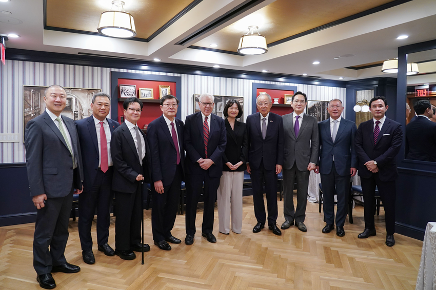 26일(한국시간) 미국 워싱턴 D.C. 윌러드 호텔에서 열리는 '한미 비즈니스 라운드테이블: 제조업 르네상스 파트너십'에 앞서 구자은 LS 회장(왼쪽부터), 김상현 롯데 부회장, 이재현 CJ 회장, 허태수 GS 회장, 루벤스타인 칼라일그룹 회장, 최수연 네이버 대표, 류진 한경협 회장, 이재용 삼성전자 회장, 정의선 현대차 회장, 최윤범 고려아연 회장이 기념촬영을 하고 있다. (사진=뉴스1)