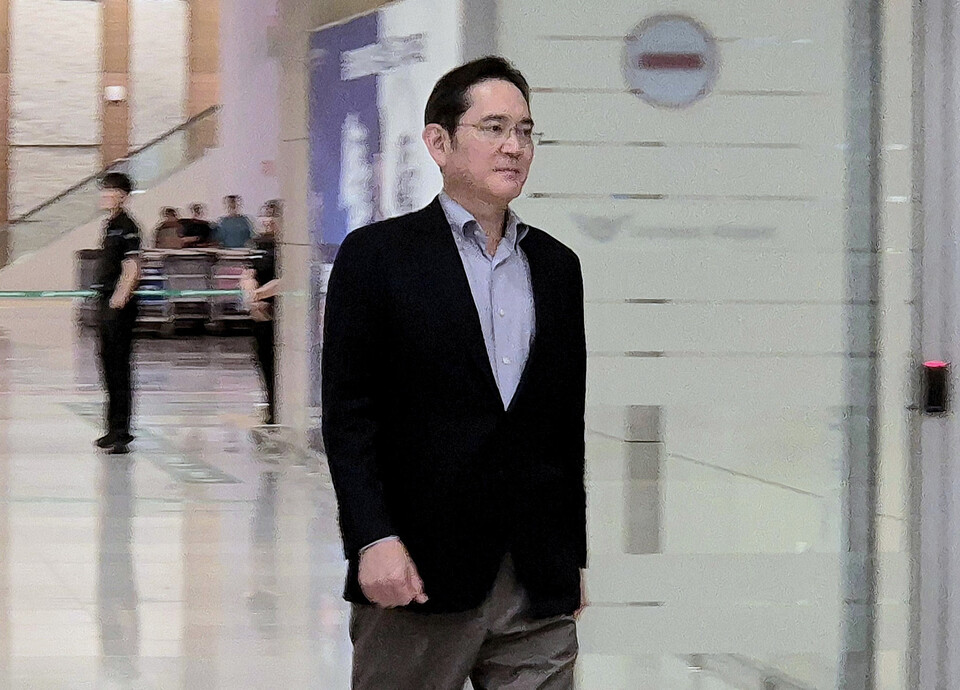 이재용 삼성전자 회장이 지난 15일 새벽 미국 출장을 마치고 인천국제공항을 통해 귀국하고 있다. (사진=뉴스1)