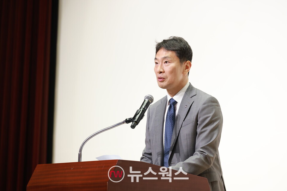 이복현 금융감독원장이 5일 서울 여의도 금감원 강당에서 퇴임 및 이임식을 갖고 있다. (사진제공=금감원)