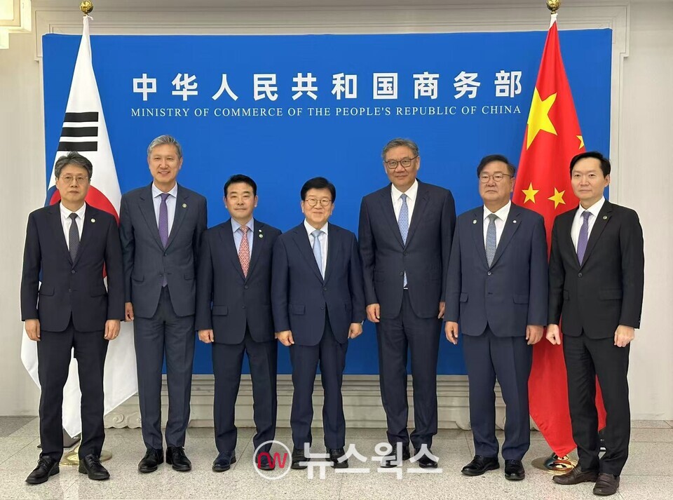 박병석(왼쪽 네 번째) 전 국회의장이 이끄는 대통령 특사단이 25일 오후 베이징 상무부 청사에서 왕원타오(오른쪽 세 번째) 중국 상무부장과 면담을 진행한 후 기념 촬영을 하고 있다. (사진제공=외교부)