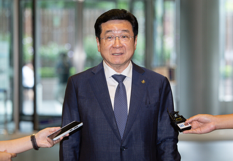 이찬희 삼성 준법감시위원회 위원장이 26일 오후 서울 서초구 삼성생명 사옥에서 열리는 준감위 정례회의에 앞서 취재진의 질문에 답하고 있다. (사진=뉴스1)