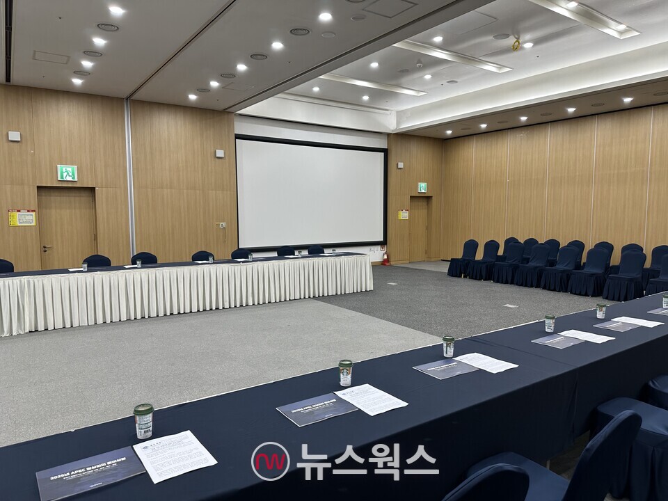 경주화백컨벤션센터 내 마련된 정상회의장. (사진=정현준 기자)