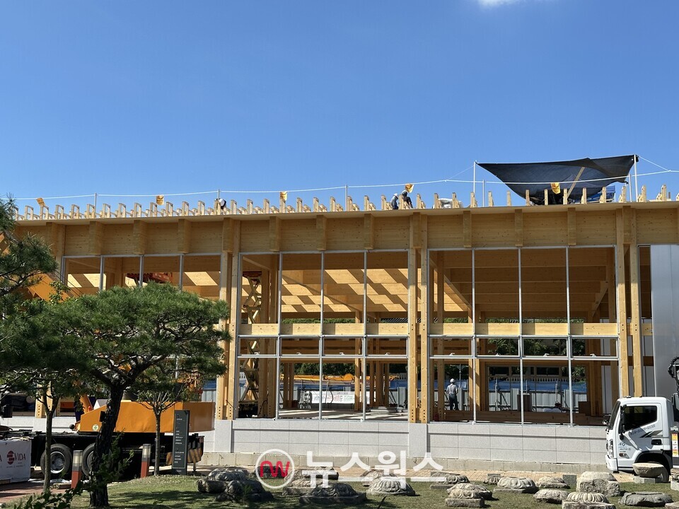 국립경주박물관 중정에서 목조건물 형태로 지어지는 만찬장이 한창 공사 중이다. (사진=정현준 기자)