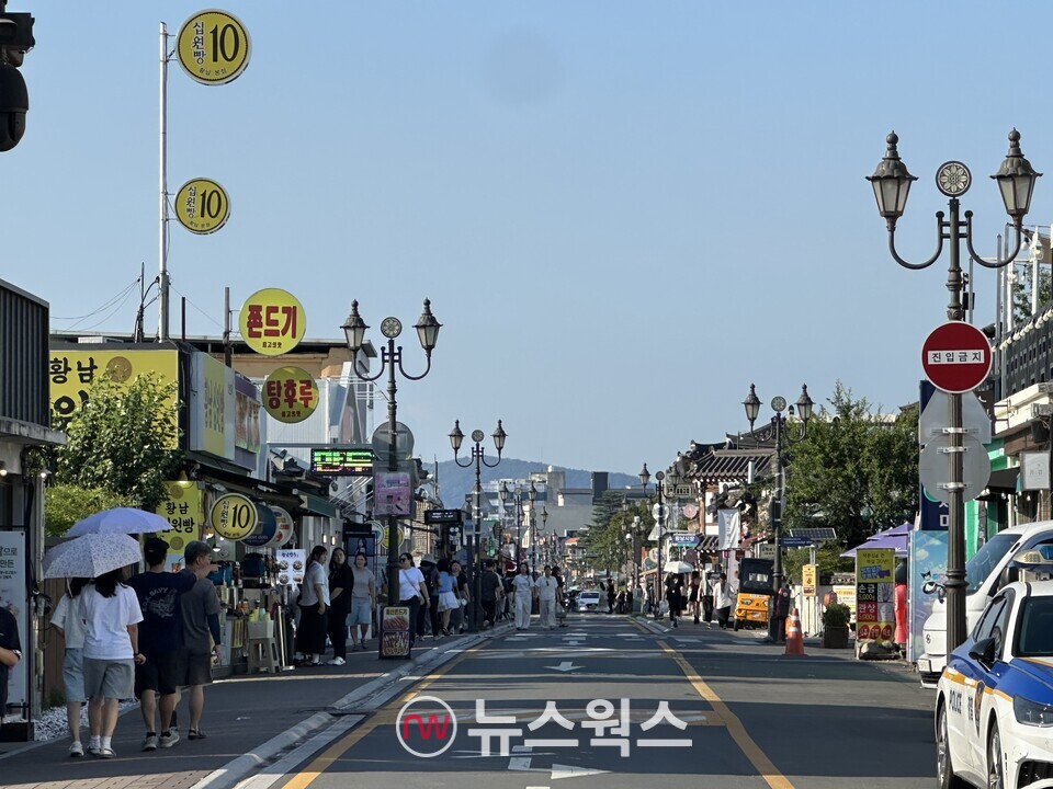 무더운 날씨 속에도 황리단길 거리에는 관광객들로 북적였다. (사진=정현준 기자)