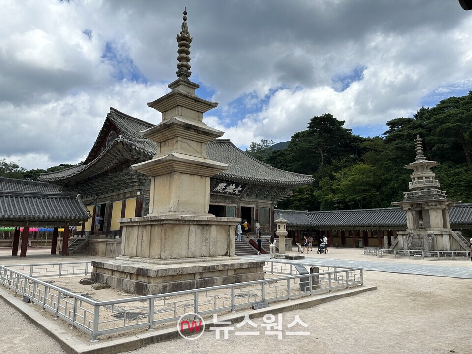 불국사 경내에 자리한 국보인 석가탑(왼쪽)과 다보탑, 대웅전. (사진=정현준 기자) 