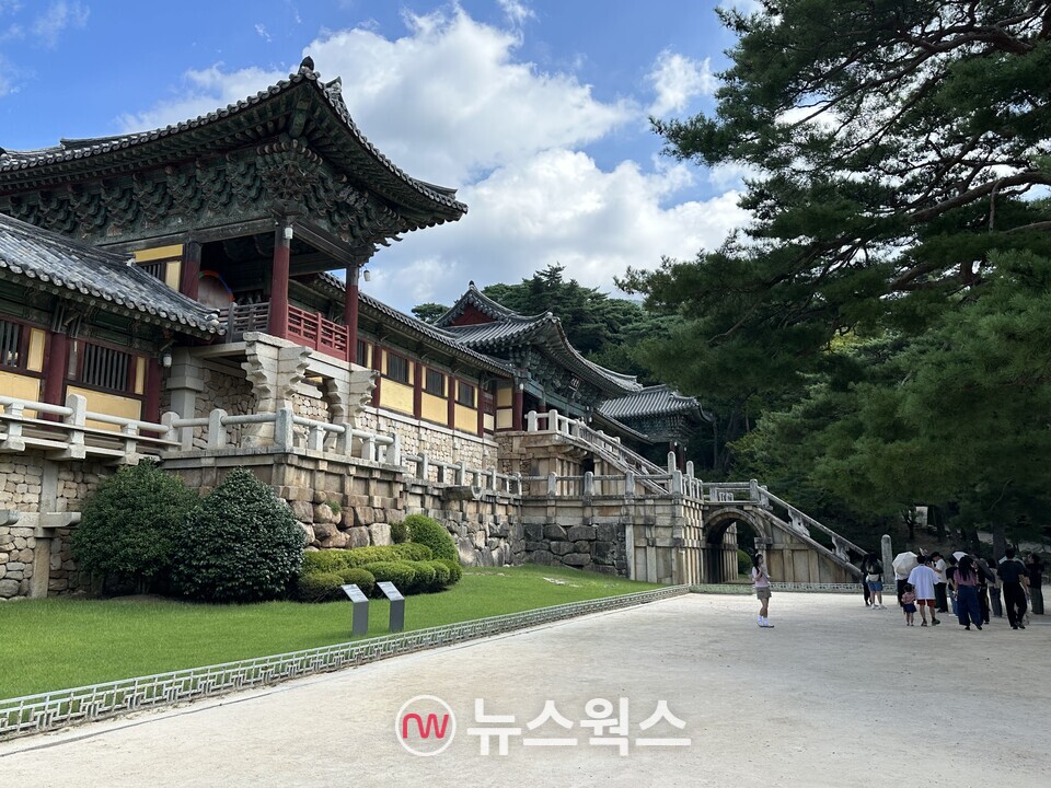 수학여행과 단체 관광객들의 기념 촬영 명소인 불국사 청운교·백운교 앞. (사진=정현준 기자)