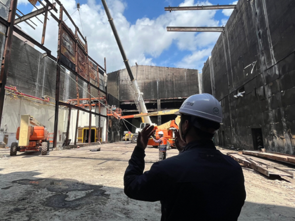 박창민 운리산업개발 대표가 전남 무안의 A 화재 공장 철거 현장을 지휘하고 있다. (사진제공=운리산업개발)