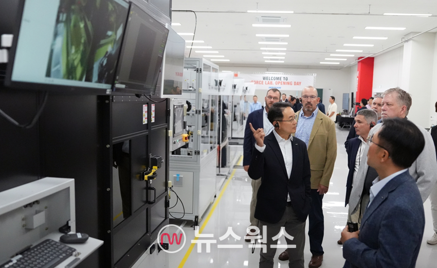 두산밥캣 관계자들이 지난 26일 경기도 안양시 LDC비즈타워 내 'eFORCE LAB'을 둘러보고 있다. (사진제공=두산그룹)