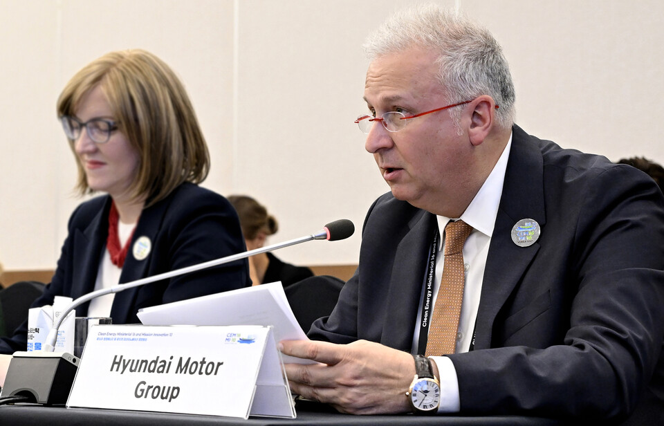 켄 라미레즈 현대자동차 HMG에너지&수소사업본부 부사장이 제16차 청정에너지 장관회의(CEM16) 산업 탈탄소 및 에너지 효율 세션에 참석해 발언하고 있다. (사진제공=현대차그룹)