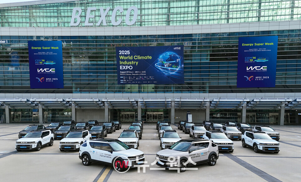 '제16차 청정에너지 장관 회의'를 비롯한 에너지 관련 주요 회의 공식 의전 차량으로 사용 중인 현대차 수소전기차 '디 올 뉴 넥쏘'. (사진제공=현대차그룹)