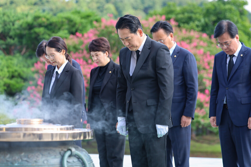 장동혁 국민의힘 신임 대표와 당 지도부가 27일 오전 서울 동작구 국립서울현충원 현충탑을 찾아 참배하고 있다. (사진=뉴스1)