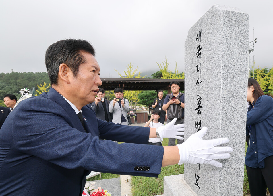 정청래 더불어민주당 대표가 27일 대전 유성구 국립대전현충원 홍범도 장군 묘역을 찾아 참배한 뒤 묘비를 어루만지고 있다. (사진=뉴스1)