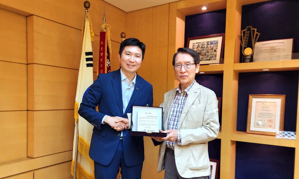 신창재(오른쪽) 교보생명 대표 겸 이사회 의장과 유승민 대한체육회장이 지난 25일 서울 광화문 교보생명 본사에서 감사패 전달식을 마친 뒤 기념 촬영을 하고 있다. (사진제공=교보생명)