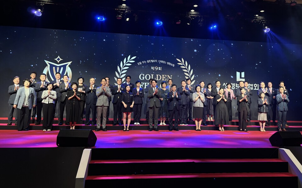 27일 서울 신라호텔에서 열린 '제9회 골든펠로우 인증식'에서 각 생명보험사 골든펠로우 대표자들과 보험업계 관계자들이 기념촬영을 하고 있다. (사진제공=생명보험협회)