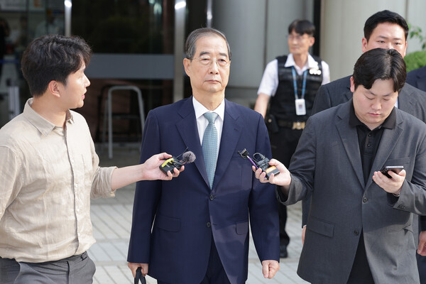 12·3 비상계엄 과정에서 윤석열 전 대통령의 내란 행위를 방조한 혐의를 받는 한덕수 전 국무총리가 27일 오후 서초구 서울중앙지방법원에서 열린 구속 전 피의자 심문(영장실질심사)을 마친 후 법정을 나서고 있다. (사진=뉴스1)